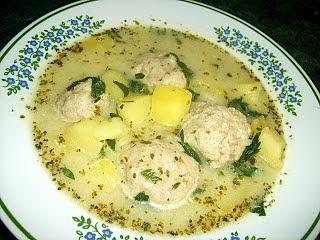 Majerankowo klopsikowa zupa z liśćmi selera