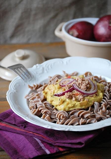 Makaron orkiszowy z tuńczykiem w sosie curry
