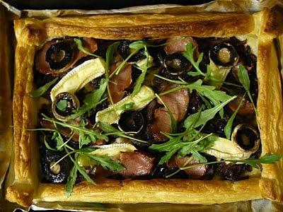 Tarta z cebulą, szynką i pieczarkami