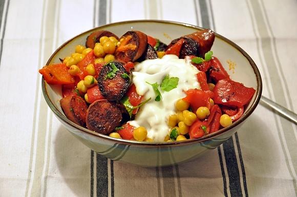 Ciepła sałatka z ciecierzycy chorizo i pieczonej papryki