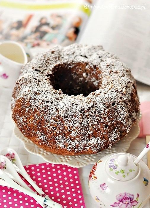 Babka czekoladowa z orzechami laskowymi
