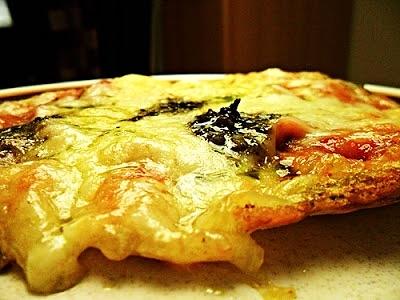 Gdy głód atakuje w środku nocy - szybka mini pizza z szynką i pesto