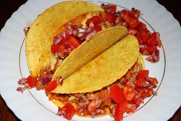 Tacos na ostro z wieprzowiną, cheddarem i salą pomidorową