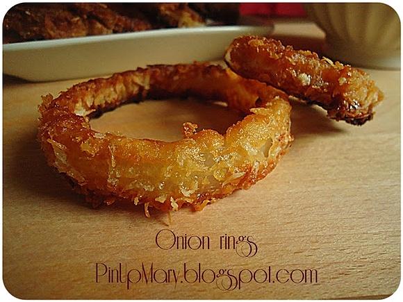 Chrupiące onion rings z słodko-pikantnym sosem