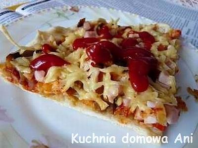 Pizza z szynką i pieczarkami