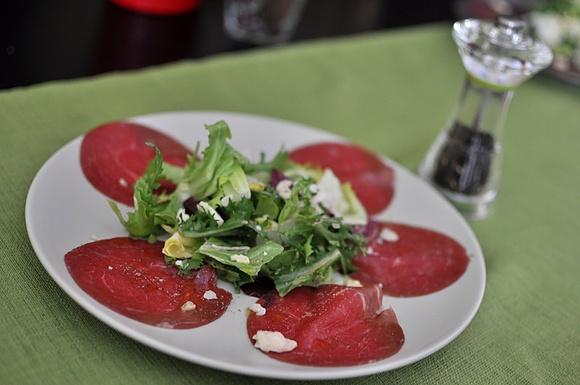 Carpaccio z rukolą i parmezanem