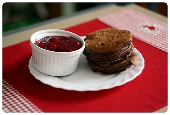 Podwójnie czekoladowe wegańskie pancakes na śniadanie