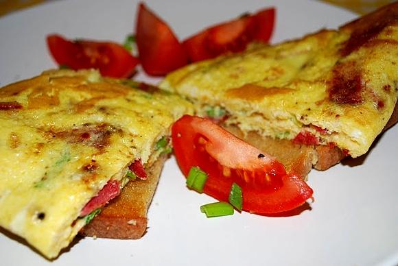 Omlet z salami i żółtym serem na chrupiącej grzance