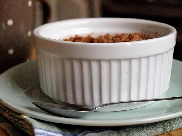 Jablkowo-żurawinowe crumble z owsianą kruszonką i miodem