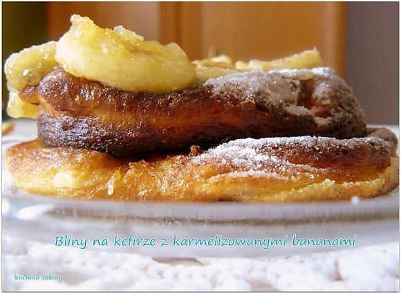 Bliny na kefirze z karmelizowanymi bananami