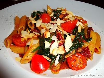 Penne ze szpinakiem i suszonymi pomidorami
