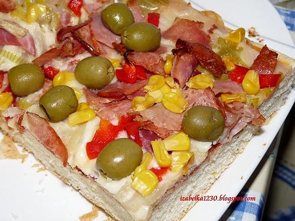 Kolorowa pizza z mozzarellą, warzywami i wędliną