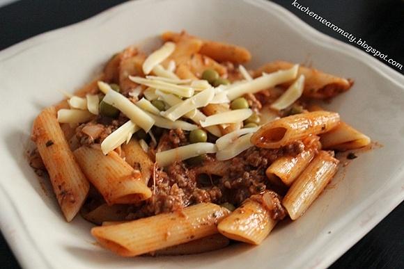 Penne z mięsem mielonym i groszkiem