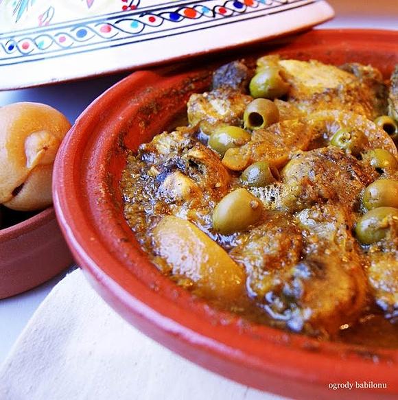 Marokański tagine z kurczakiem, oliwkami i kiszonymi cytrynami