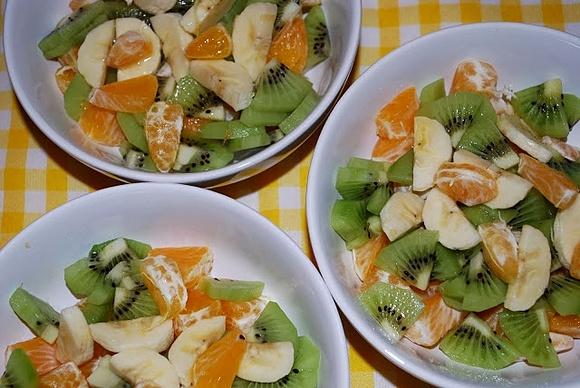 Zimowa sałatka z bananem, mandarynką i kiwi z miodem