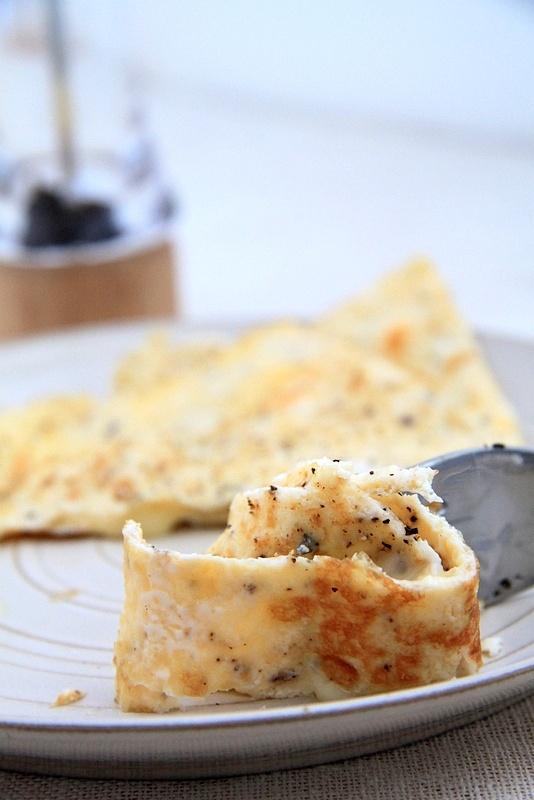 Omlet z serem camembert