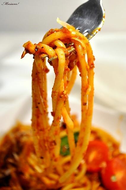 Pasta z kurczakiem w sosie pomidorowym z dodatkiem słodyczy