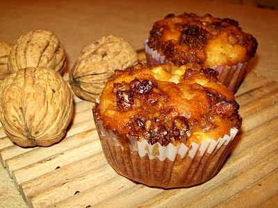Muffinki z białą czekoladą, jabłkiem i orzechami
