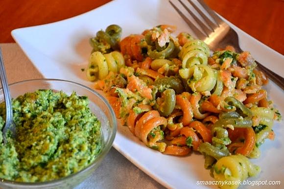 Makaron ze szpinakowym pesto i łososiem
