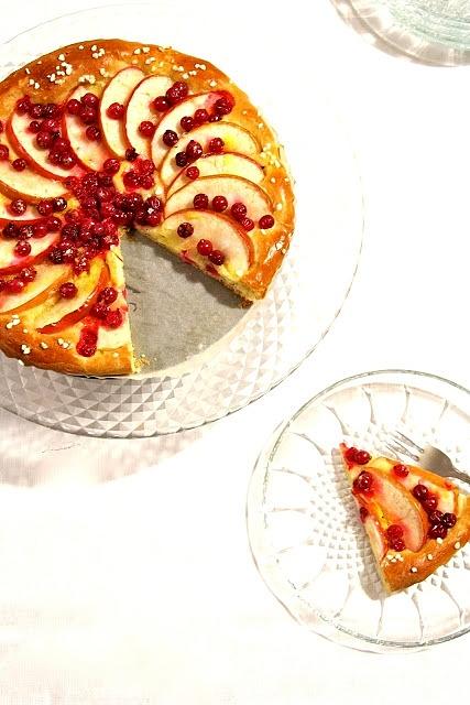 Lekka owocowa tarta na drożdżowym cieście