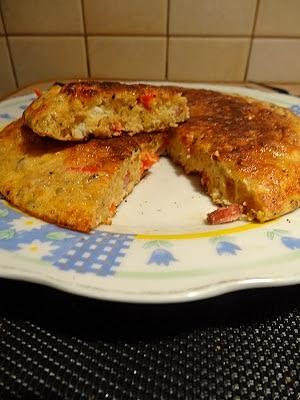 Omlet z kiełbasą pomidorami i serem