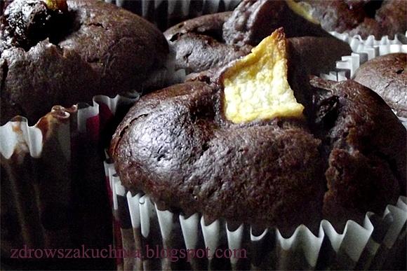 Muffiny czekoladowe z borówką i jabłkiem