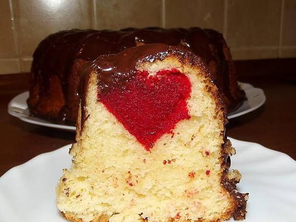 Babka piaskowa dla zakochanych z marcepanowym serduszkiem