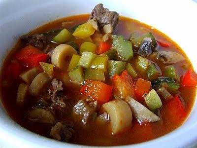 Kolorowy strogonow z wołowiną i warzywami