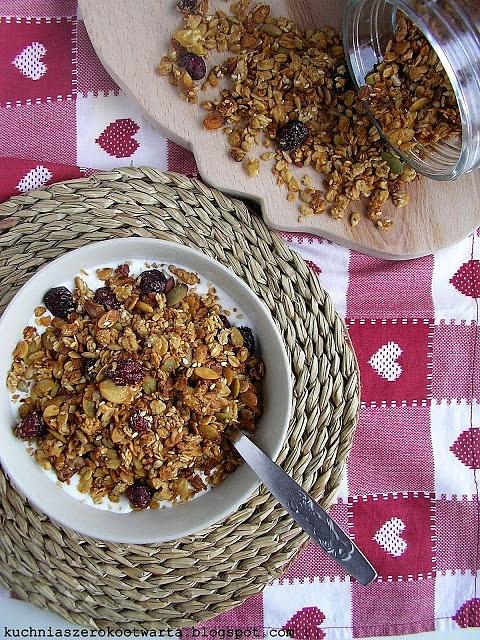Zdrowa domowa granola na śniadanie