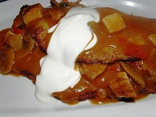 Placek po węgiersku z mięsem i sosem pomidorowym