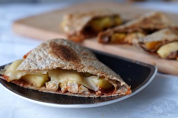 Letnia wersja quesadilli z ananasem