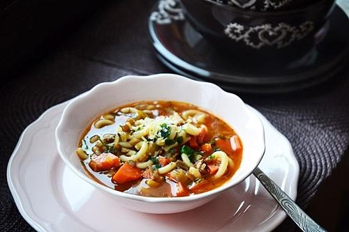 Włoska zupa Minestrone z warzyw i soczewicy