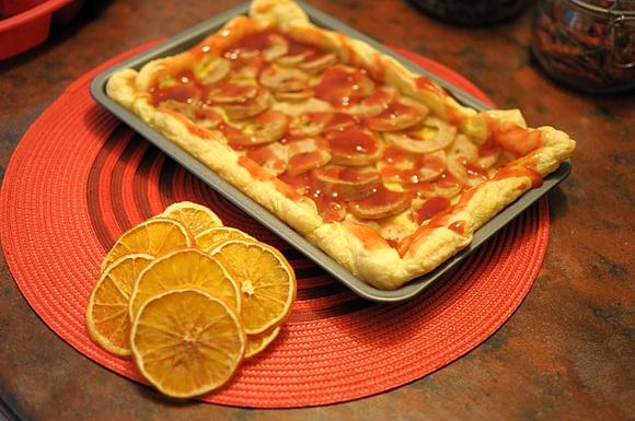 Tarta z gruszkami i sosem truskawkowym