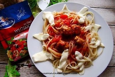 Spaghetti z klopsikami i mozzarellą