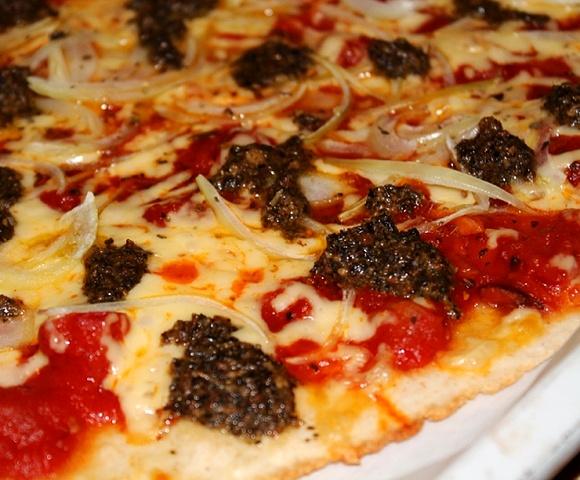 Pizza z pesto i cebulą