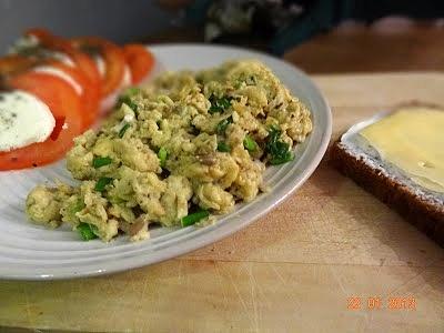 Jajecznica ze szczypiorkiem i słonecznikiem, pomidor z mozzarellą i kromka razowca