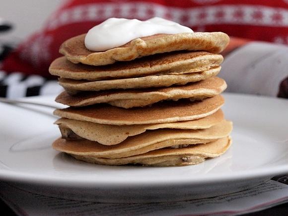 Waniliowo-jogurtowe pancakes pieczone z bananem