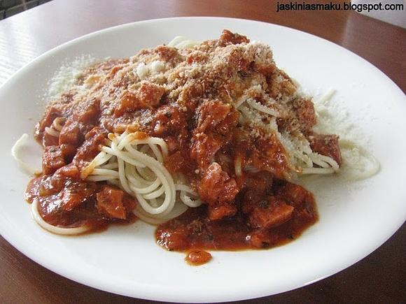 Szybkie spaghetti pomidorowe z szynką konserwową