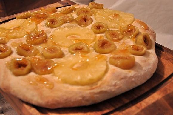 Pizza na słodko z sosem z gorzkich pomarańczy