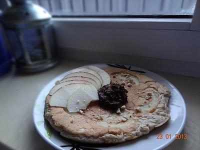 Omlet jabłkowy z nerkowcami, syropem klonowym i kremem kakaowym