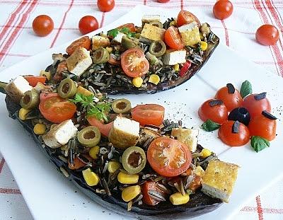 Sałatka z dzikiego ryżu i tofu w łódeczkach z bakłażana