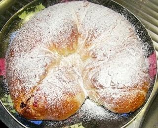 Wielki rogal z marmoladą drożdżowy