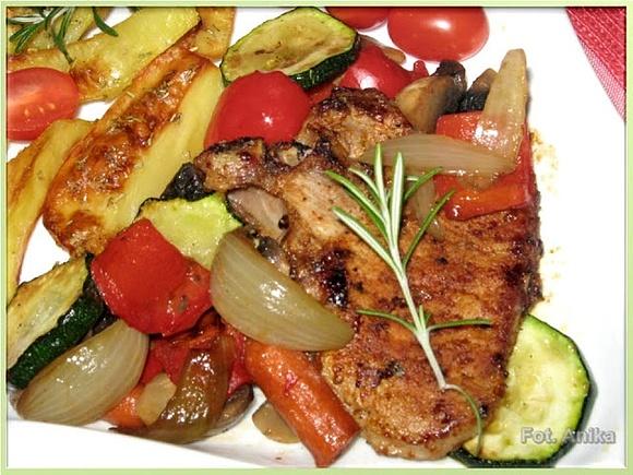 Kotlet schabowy z kością z duszonymi warzywami albo schabowy po włosku