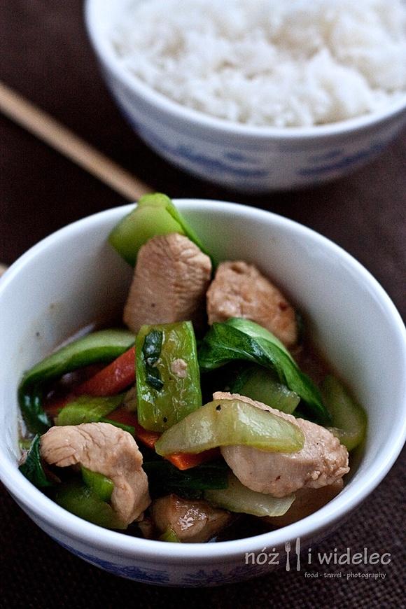 Kurczak stir-fry z pak choy w sosie ostrygowym