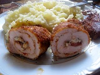 Roladki z kurczaka z serem pleśniowym i kiełbasą chorizo
