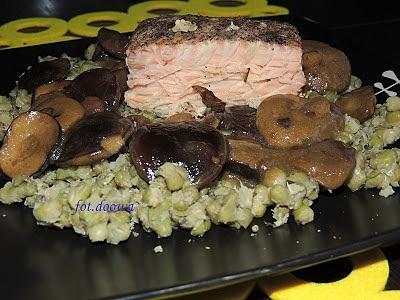 Łosoś na fasoli Mung z trawą cytrynową i grzybami leśnymi