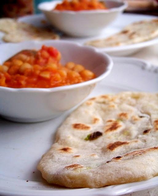 Mieszanka dal i chlebek chapati z porem