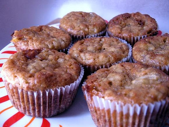Muffinki gruszkowe z kardamonem i białą czekoladą