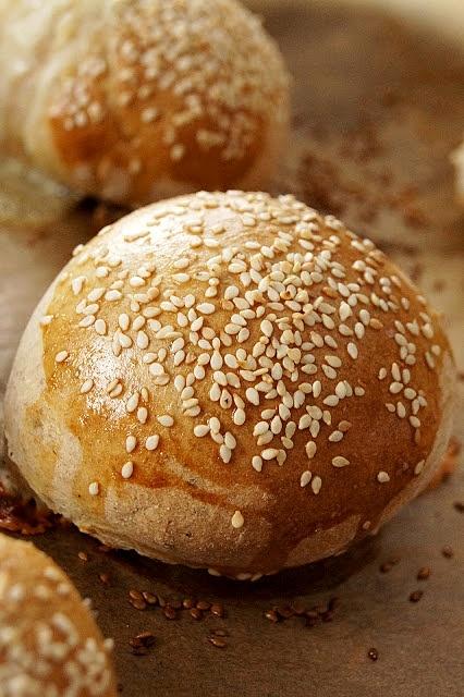 Śniadaniowe bułeczki ze szczypiorkiem i serem brie