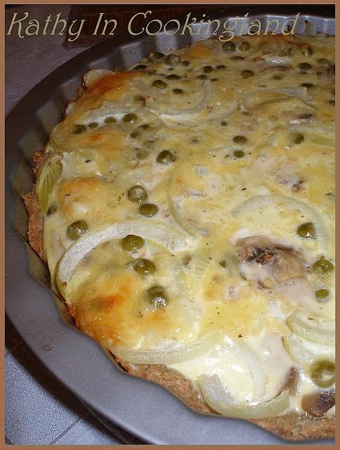 Tarta przez duże t z pieczarkami groszkiem i cebulą
